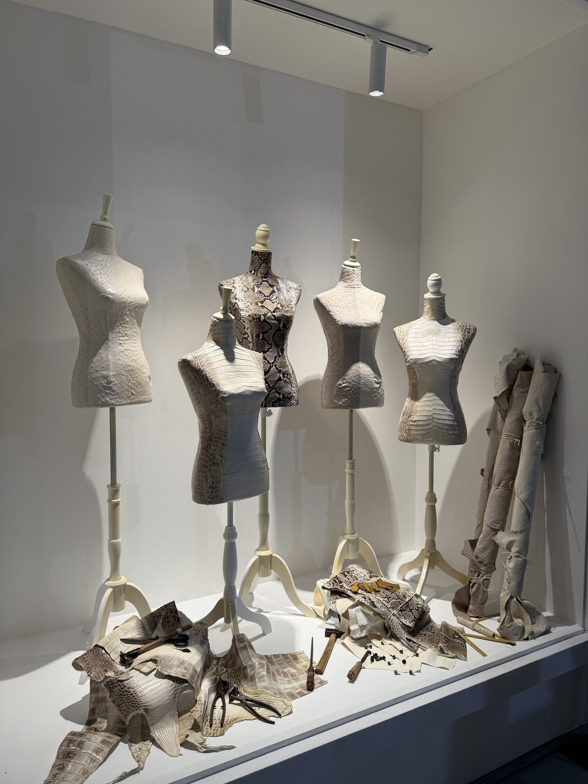 Manichini rivestiti in pelli esotiche nel nostro atelier