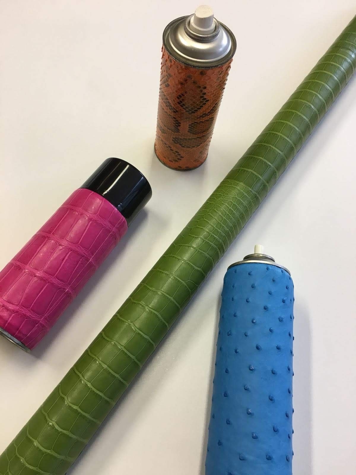Bombolette e rotoli rivestiti a mano in pelle esotica colorata