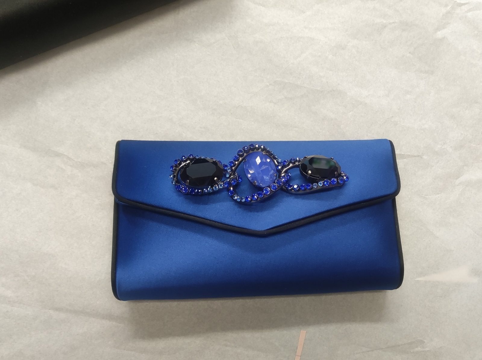 Clutch in raso blu con applicazione gioiello
